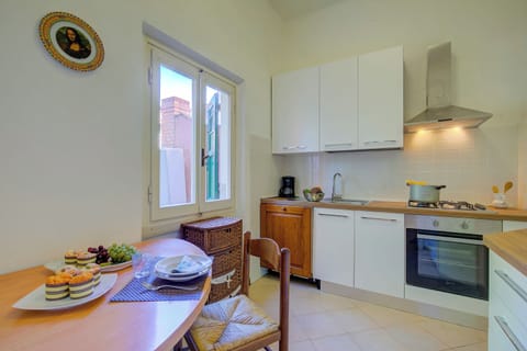 Full-size fridge, oven, stovetop, dishwasher