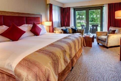 Premium bedding, in-room safe, desk, laptop workspace