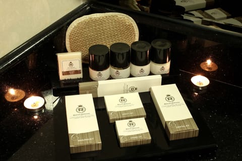 Combined shower/tub, free toiletries, towels