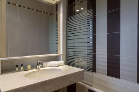 Deep soaking tub, free toiletries, hair dryer, towels