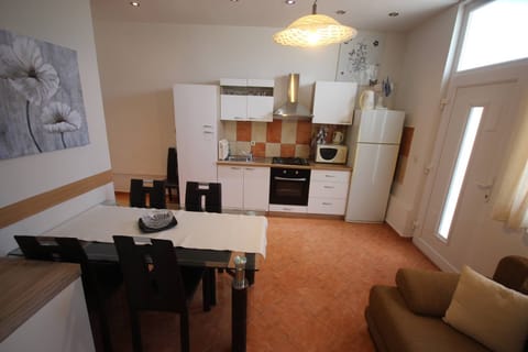 Apartment, 1 Bedroom | Dining room