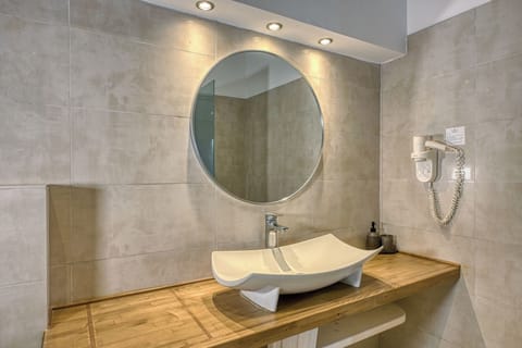 Jacuzzi Premium Suite with Outdoor Hottub | Bathroom | Shower, designer toiletries, hair dryer, bathrobes