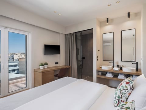 Deluxe Triple Room | Desk, laptop workspace, soundproofing, iron/ironing board (on request)