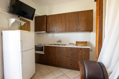 Romantic Studio Suite, 1 King Bed | Private kitchen | Full-size fridge, oven, stovetop, coffee/tea maker