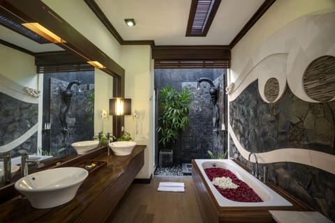 Villa, 1 Bedroom | Bathroom | Separate tub and shower, free toiletries, hair dryer, towels