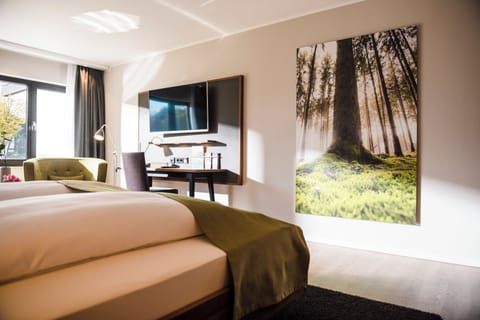 Hypo-allergenic bedding, in-room safe, desk, cribs/infant beds