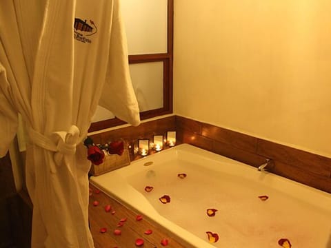 Master Suite Deluxe | Deep soaking bathtub