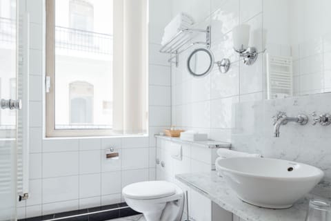 Junior Suite | Bathroom | Combined shower/tub, free toiletries, hair dryer, towels