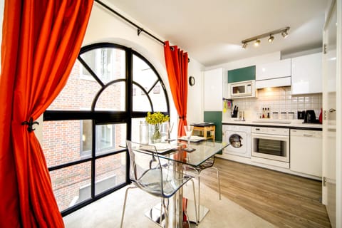 Room (1 Bedroom) | In-room dining