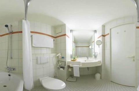 Combined shower/tub, deep soaking tub, free toiletries, hair dryer