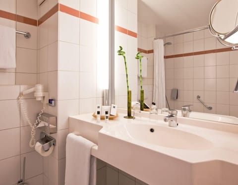 Combined shower/tub, deep soaking tub, free toiletries, hair dryer