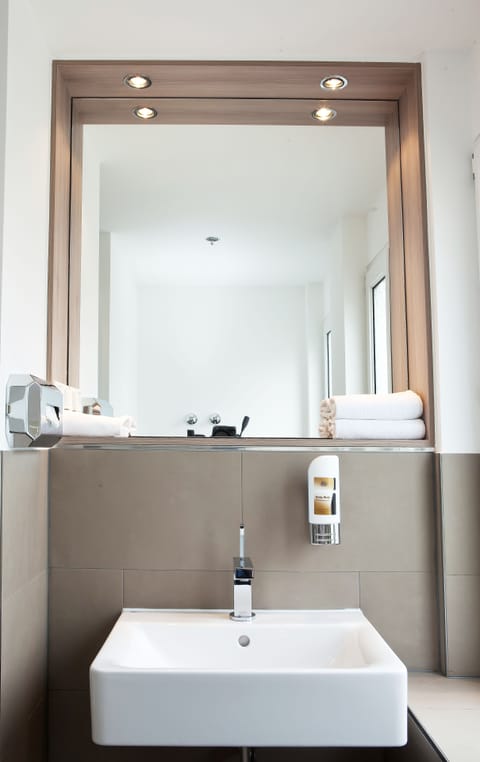 Classic Triple Room | Bathroom | Hair dryer, towels