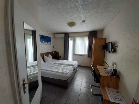 Twin Room | Premium bedding, in-room safe, desk, iron/ironing board