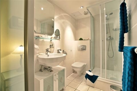 Double Room | Bathroom | Shower, free toiletries, hair dryer, towels