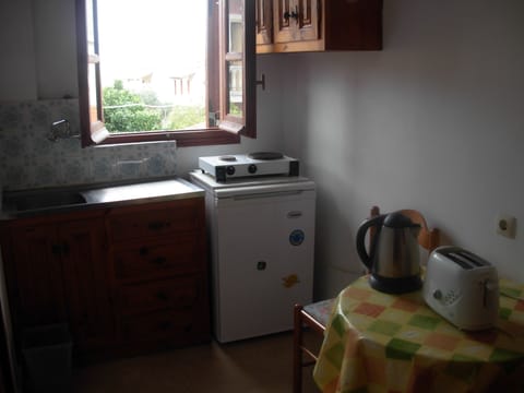 Full-size fridge, oven, stovetop, coffee/tea maker