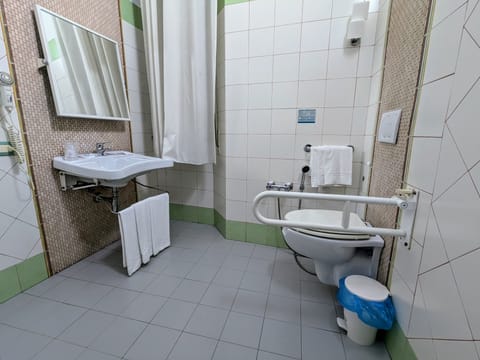Triple Room | Bathroom | Shower, hair dryer, bidet, towels