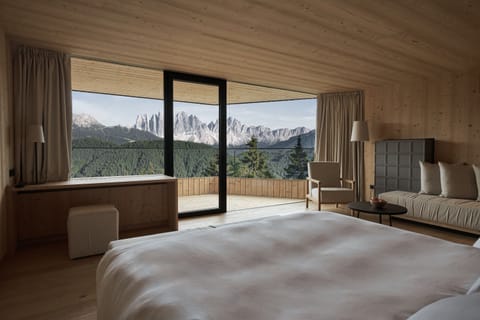 Suite, Tower (3) | Minibar, in-room safe, desk, laptop workspace