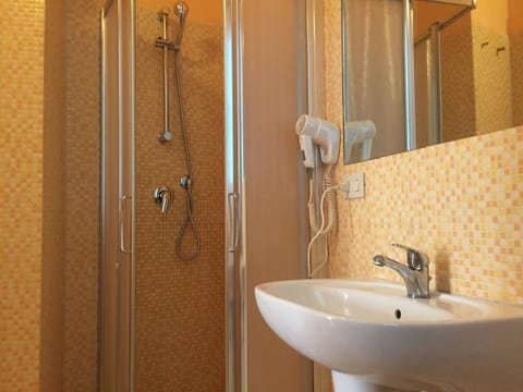 Single Room | Bathroom | Shower, free toiletries, hair dryer, bidet