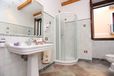 Deluxe Quadruple Room, Ensuite (Conchiglia) | Bathroom | Shower, rainfall showerhead, hair dryer, bidet