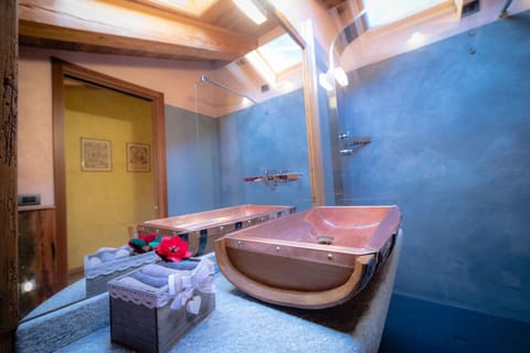 Standard Double Room | Bathroom | Free toiletries, hair dryer, slippers, bidet