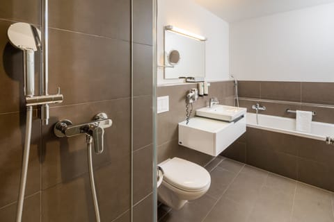 Business Suite | Bathroom | Shower, eco-friendly toiletries, hair dryer, towels