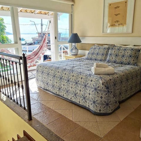 Quadruple Room | Minibar, WiFi (free), bed sheets