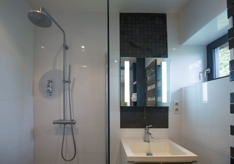 Superior Double Room (Contempory) | Bathroom | Towels