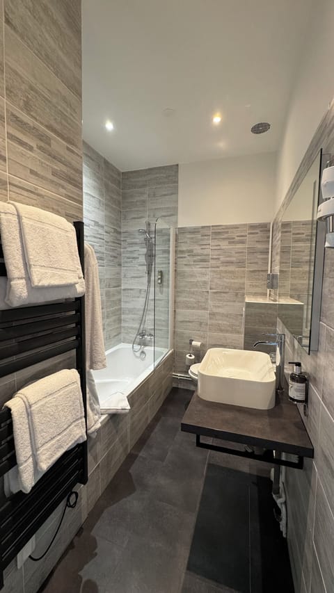 Superior Room, 1 Double or 2 Twin Beds | Bathroom | Hair dryer, towels