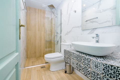 Standard Triple Room | Bathroom | Shower, free toiletries, hair dryer, towels