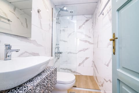 Basic Twin Room | Bathroom | Shower, free toiletries, hair dryer, towels