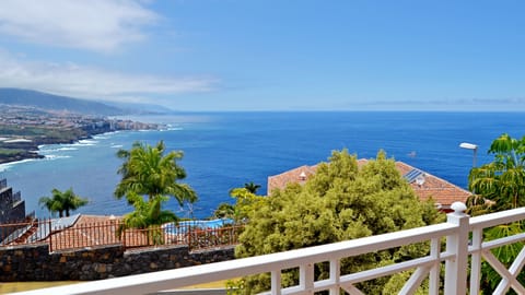 Panoramic Apartment | 1 bedroom, in-room safe, blackout drapes, free WiFi
