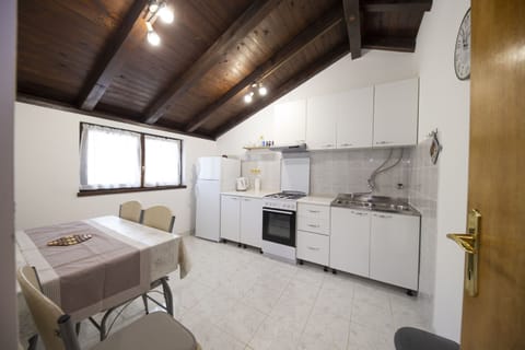 Apartment (A1) | Private kitchen | Fridge, oven, stovetop, electric kettle