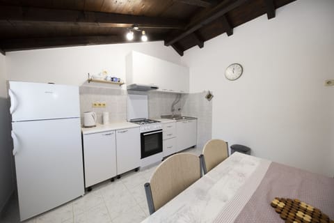 Apartment (A1) | Private kitchen | Fridge, oven, stovetop, electric kettle