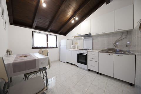 Apartment (A1) | Private kitchen | Fridge, oven, stovetop, electric kettle