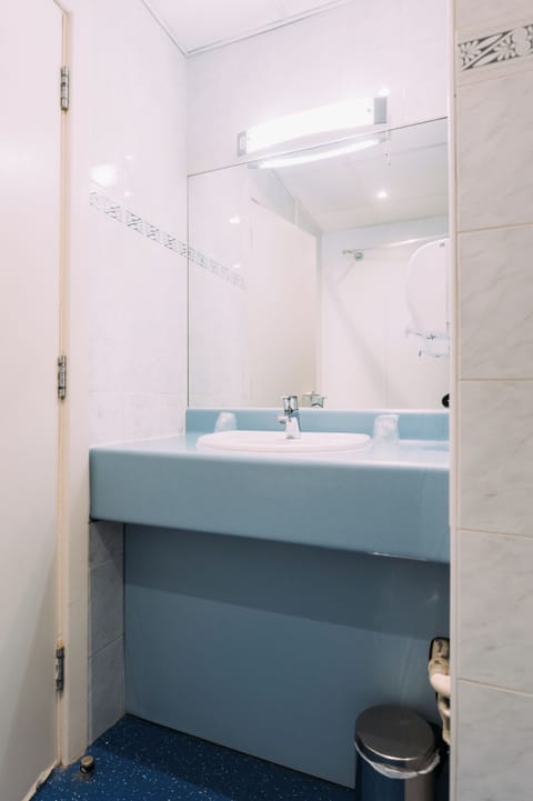 Combined shower/tub, hair dryer, towels