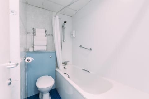 Combined shower/tub, hair dryer, towels