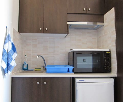 Fridge, stovetop, coffee/tea maker, electric kettle