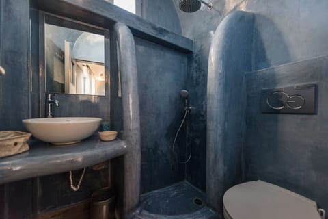 Traditional Loft (loft) | Bathroom | Shower, hair dryer, slippers, towels