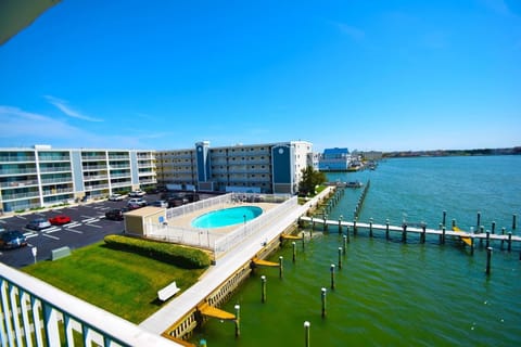 Condo, 2 Bedrooms | Property grounds