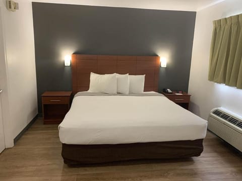 Blackout drapes, free WiFi, bed sheets