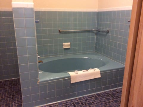 Deep soaking bathtub