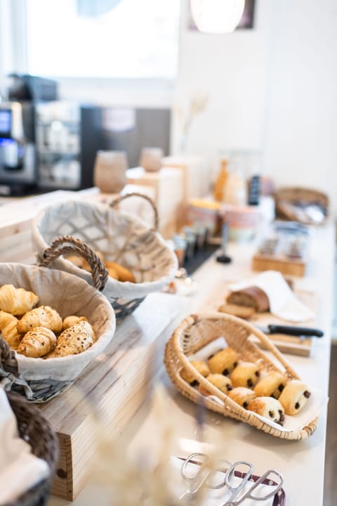 Daily continental breakfast (CHF 19 per person)