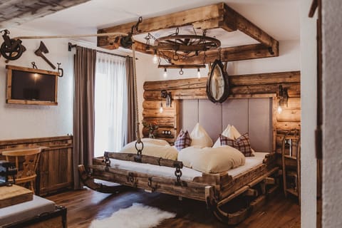 Romantic Room, 1 Bedroom, Non Smoking, Mountain View | In-room safe, desk, laptop workspace, blackout drapes