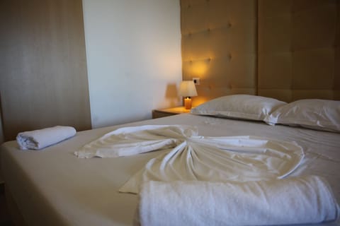 Deluxe Suite, 1 King Bed, Balcony, Sea View | Desk, soundproofing, free WiFi, bed sheets