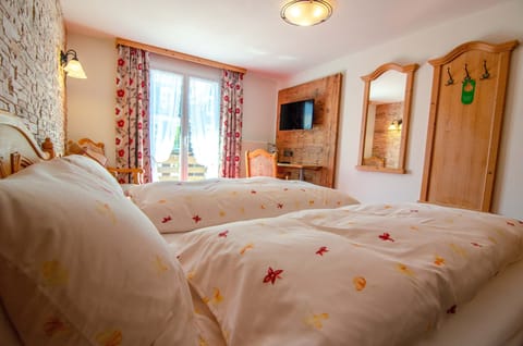 Superior Double Room | Desk, cribs/infant beds, rollaway beds, free WiFi