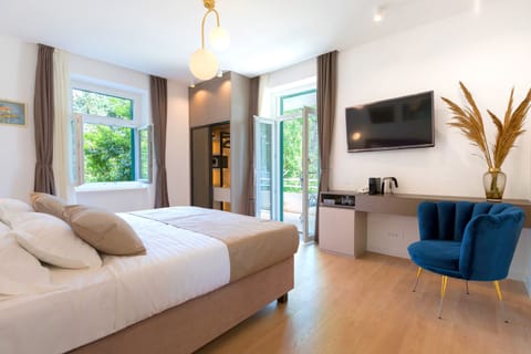 Luxury Double or Twin Room, Terrace, Sea View (3) | Living room | 109-cm TV with satellite channels