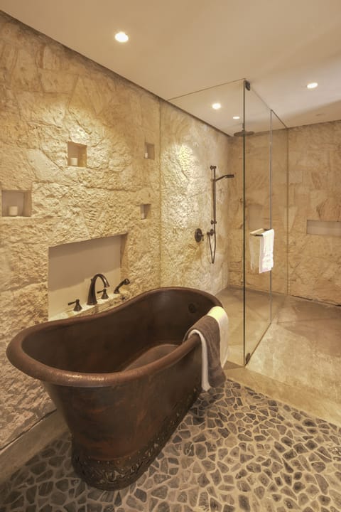 Deep soaking bathtub