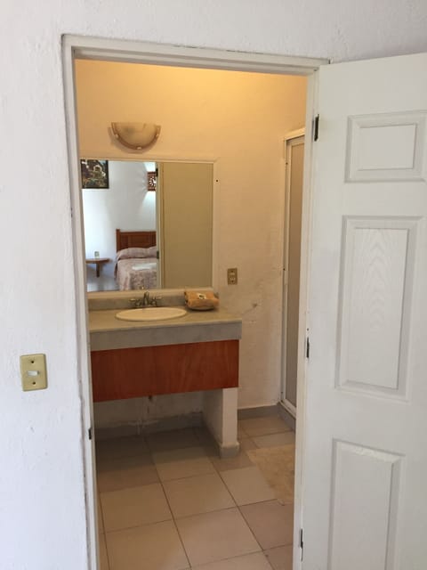 Habitacion Cuadruple | Bathroom | Shower, free toiletries, towels