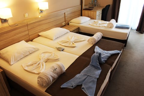 Standard Double or Twin Room | Minibar, desk, cribs/infant beds, free WiFi