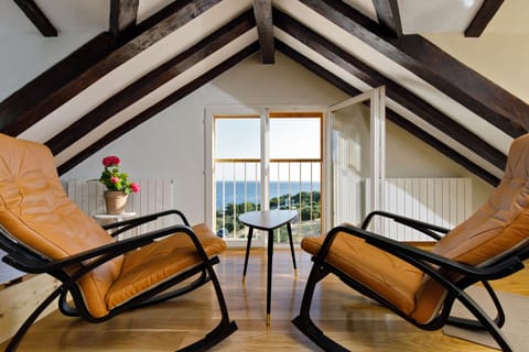 Design Villa | 3 bedrooms, in-room safe, desk, free cribs/infant beds